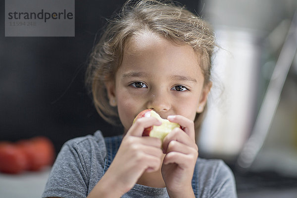 Kleines Mädchen beim Apfelessen