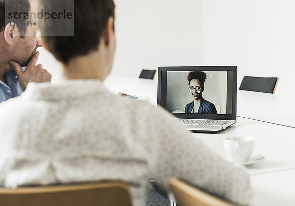 Geschäftsleute mit einer Videokonferenz im Büro