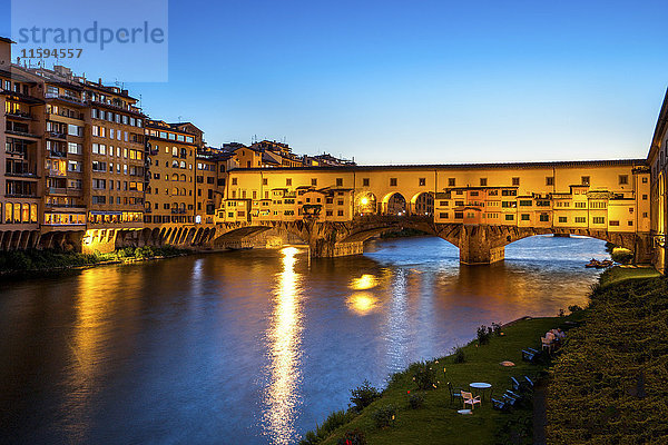Italien  Toskana  Florenz  Blick auf den Fluss Arno und beleuchtete Ponte Vecchio zur blauen Stunde.