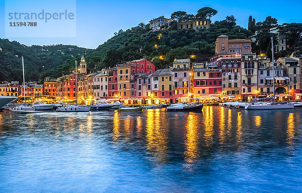 Italien  Ligurien  Portofino  Boote im Hafen in der blauen Stunde