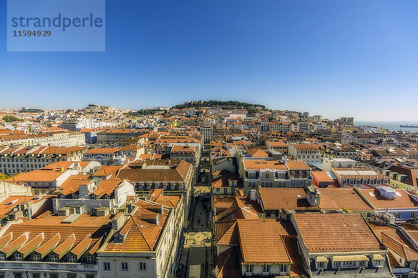 Portugal  Lissabon  Stadtbild vom Elevador de Santa Justa aus gesehen mit Castelo de Sao Jorge im Hintergrund