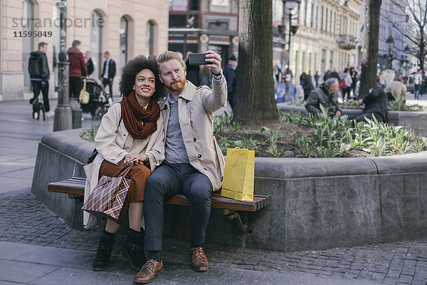 Ein Paar  das einen Selfie in der Stadt nimmt.