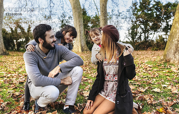 Glückliche Familie zusammen im herbstlichen Park
