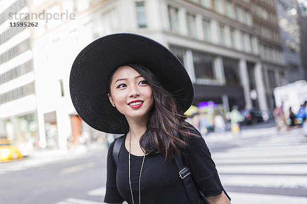 USA  New York City  Manhattan  Portrait einer modischen jungen Frau mit schwarzem Hut
