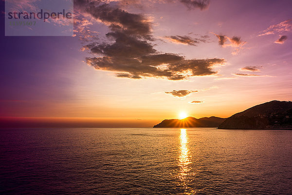 Italien  Ligurien  Cinque Terre  Blick von Manarola nach Portofino bei Sonnenuntergang