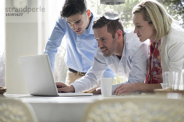 Brainstorming von Geschäftsleuten in einer Teambesprechung im Büro