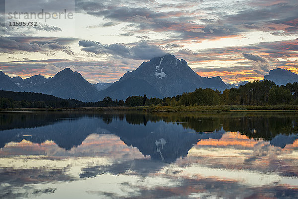 USA  Wyoming  Grand Teton Nationalpark  Sonnenuntergang am Oxbow Bend