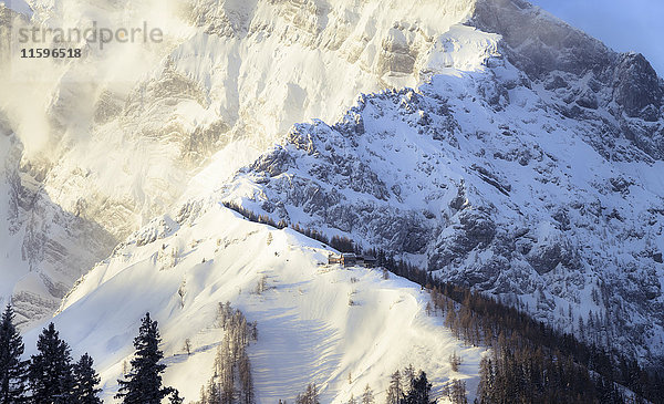 Deutschland  Bayern  Berchtesgaden  Purtschellerhaus am Hohen Goell bei Sonnenaufgang