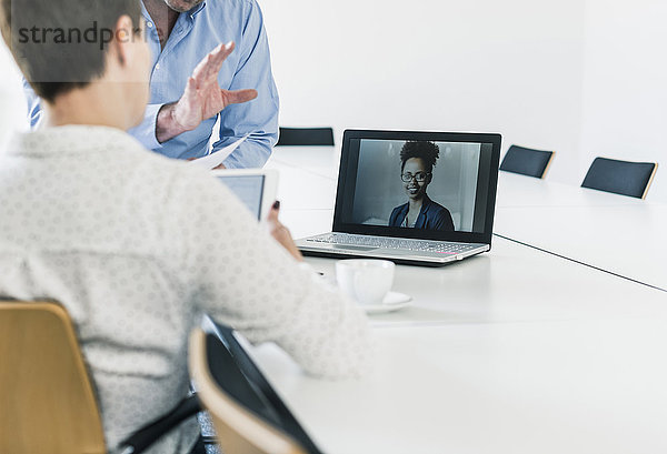 Geschäftsleute mit einer Videokonferenz im Büro