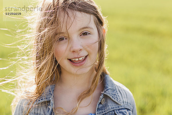 Porträt eines lächelnden Mädchens mit wehendem Haar