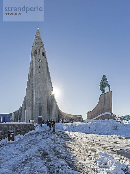 Island  Reykjavik  Hallgrimskirkja und Statue von Leif Eriksson