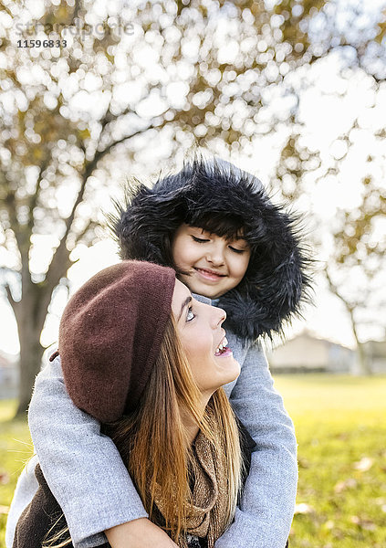 Mutter mit ihrer kleinen Tochter im Herbstpark