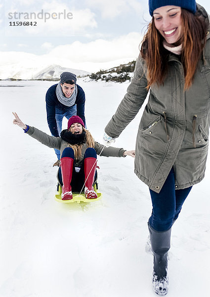 Drei Freunde haben Spaß im Schnee