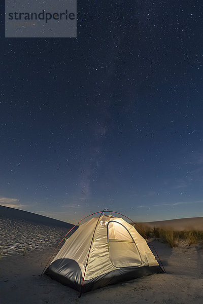 USA  New Mexico  Chihuahua-Wüste  White Sands National Monument  Zelt auf Düne bei Nacht