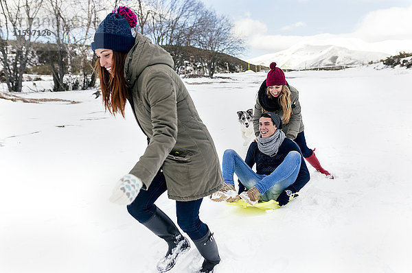 Drei Freunde haben Spaß im Schnee