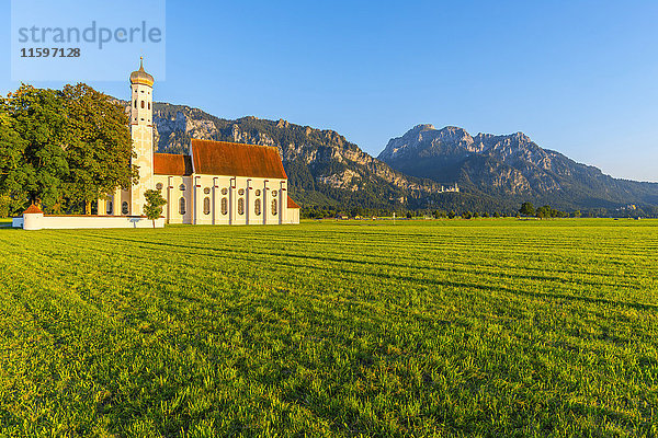 Deutschland  Schwangau  Wallfahrtskirche St. Coloman  Schloss Neuschwanstein und Saeuling im Hintergrund