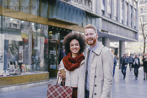 Porträt des glücklichen Paares beim Einkaufen in der Stadt