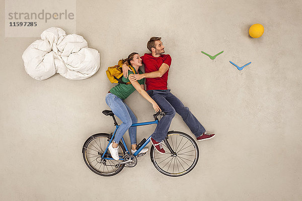 Paar macht eine Fahrradtour auf einem Fahrrad