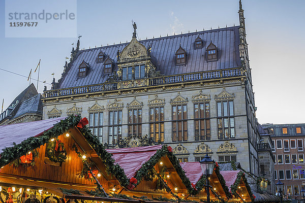 Deutschland  Bremen  Blick nach Schütting mit Weihnachtsmarkt im Vordergrund