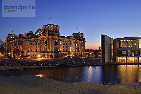 Deutschland  Berlin  Reichstag und Paul Loebe Regierungsgebäude an der Spree am Abend