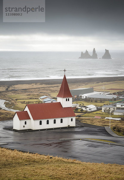 Island  Vik  Kirchen- und Steintrolle im Hintergrund