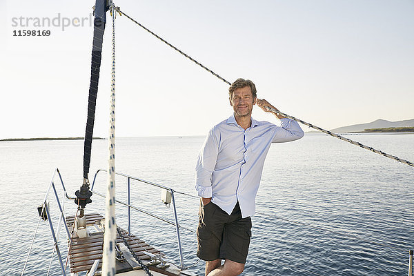 Portrait eines reifen Mannes auf seinem Segelboot