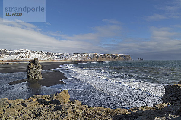 Island  Vik  schwarzer Strand und Blick nach Osten nach Reynisdrangar
