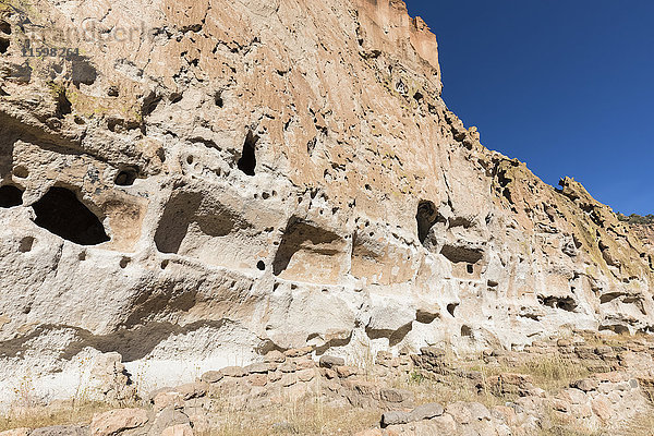 USA  New Mexico  Frijoles Canyon  Bandelier National Monument  Ruinen des Pueblo-Volkes  Klippenhäuser  Langes Haus