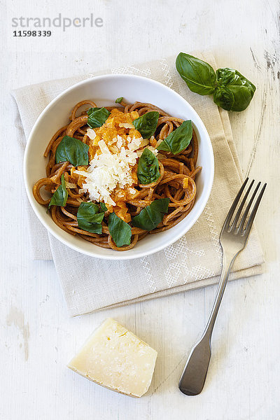 Dinkel-Vollkorn-Spaghetti  Tomatensauce  Parmesan und Basilikum