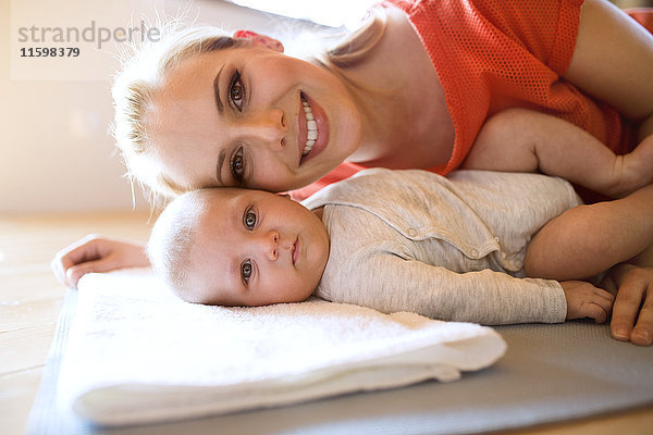 Porträt der glücklichen Mutter mit Baby zu Hause