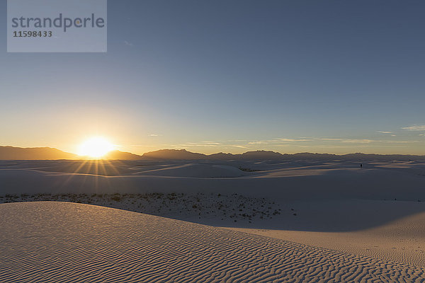 USA  New Mexico  Chihuahua-Wüste  White Sands National Monument  Landschaft bei Sonnenaufgang