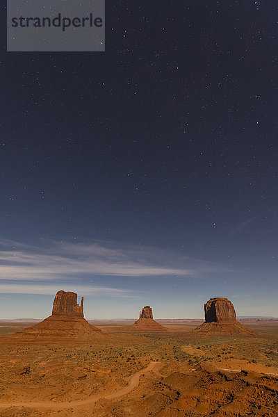 USA  Colorado Plateau  Utah  Arizona  Navajo Nation Reservation  Monument Valley  The View Campground mit West Mitten Butte  East Mitten Butte und Merrick Butte bei Nacht