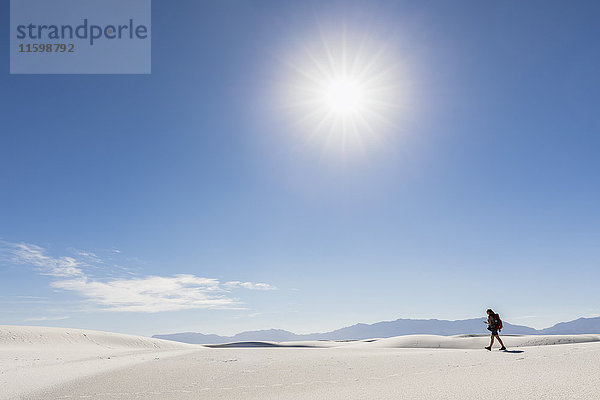USA  New Mexico  Chihuahua-Wüste  White Sands National Monument  Frau beim Wandern auf Düne