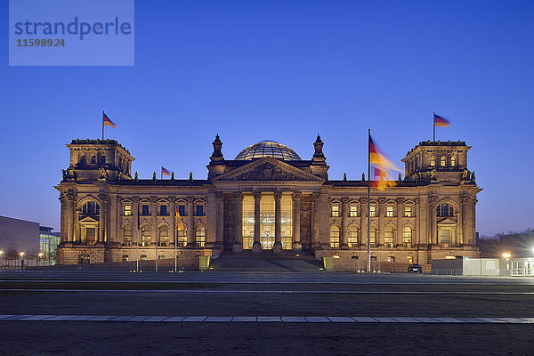 Deutschland  Berlin  Reichstagsgebäude beleuchtet bei Staub