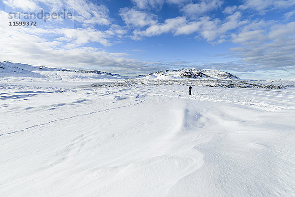 Island  Person in verschneiter Landschaft