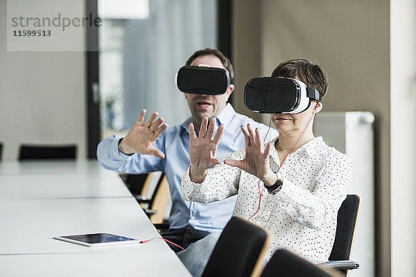 Geschäftsmann und Geschäftsfrau mit VR-Brille im Büro