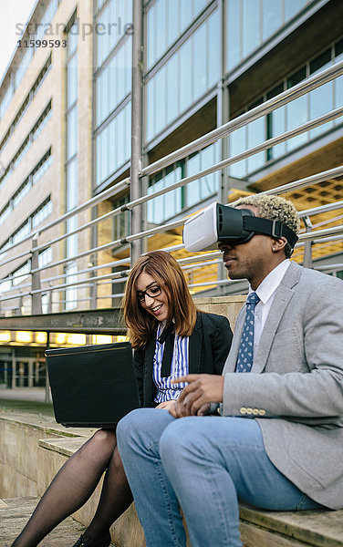 Junge Geschäftsleute mit VR-Brille