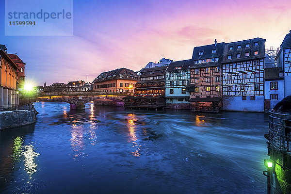 Frankreich  Straßburg  La Petite France  mit Fluss L'Ill und Fachwerkhäusern in der Dämmerung