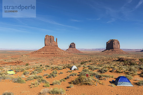 USA  Colorado Plateau  Utah  Arizona  Navajo Nation Reservation  Monument Valley  The View Campingplatz vor West Mitten Butte  East Mitten Butte und Merrick Butte