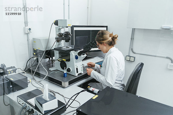 Labortechniker im modernen Labor