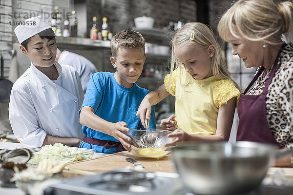 Kinder kochen im Kochkurs