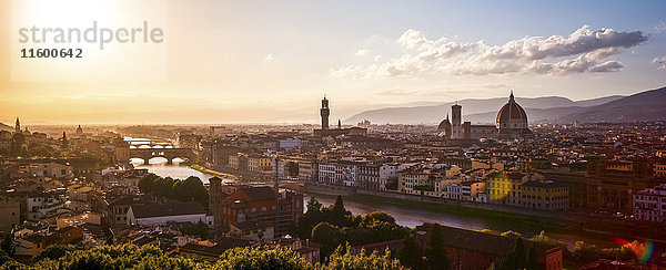 Italien  Toskana  Florenz  Stadtbild bei Abendlicht vom Piazzale Michelangelo aus gesehen