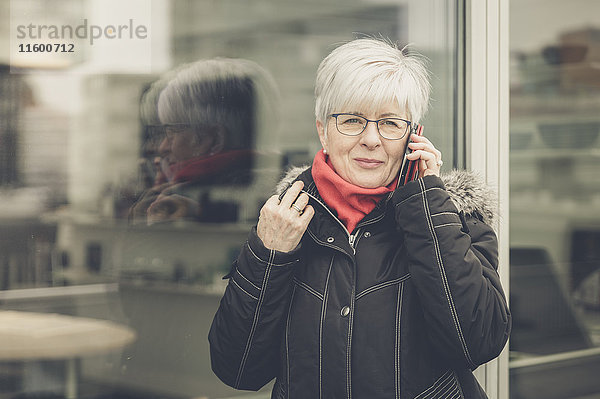 Porträt einer älteren Frau am Telefon