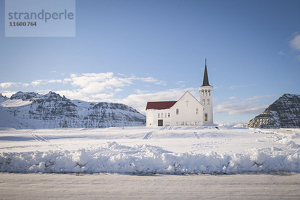 Island  Grundafjoerdur  Kirche bei Kirkjufell