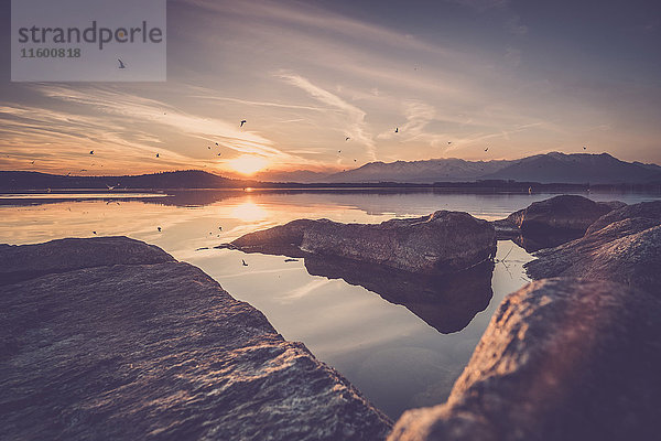 Italien  Lago Viverone bei Sonnenuntergang