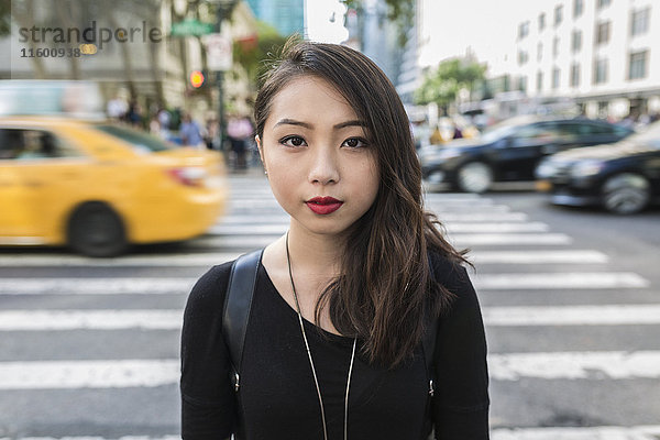 USA  New York City  Manhattan  Porträt einer ernsthaft aussehenden jungen Frau