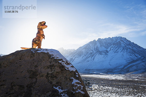 Dinosaurier-Statue auf Felsen