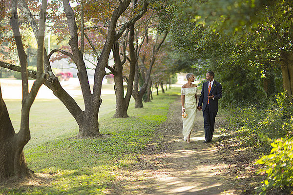 Schwarzes Paar geht auf einem Weg im Park