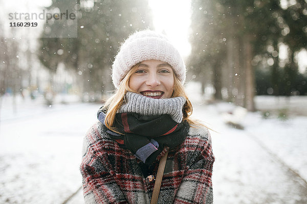 Kaukasische Frau lächelnd im Schnee