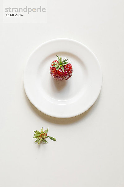 Erdbeere auf weißem Teller